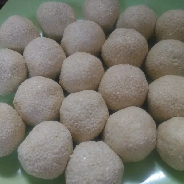 Lakukan hingga semua adonan habis.