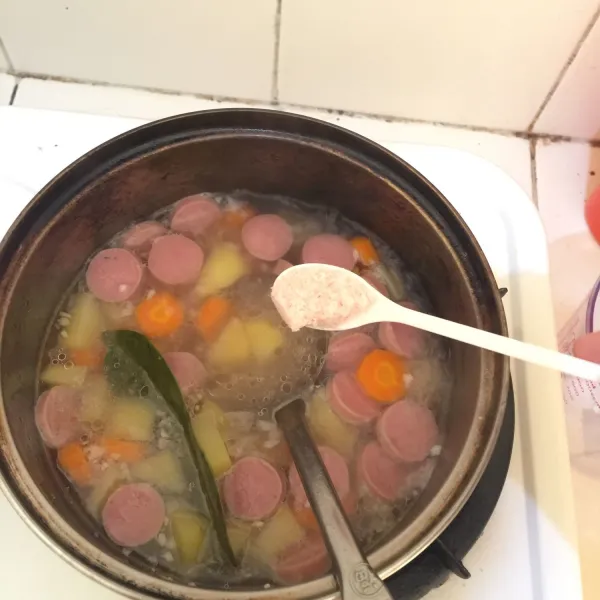 Tambahkan garam dan gula. Koreksi rasa.