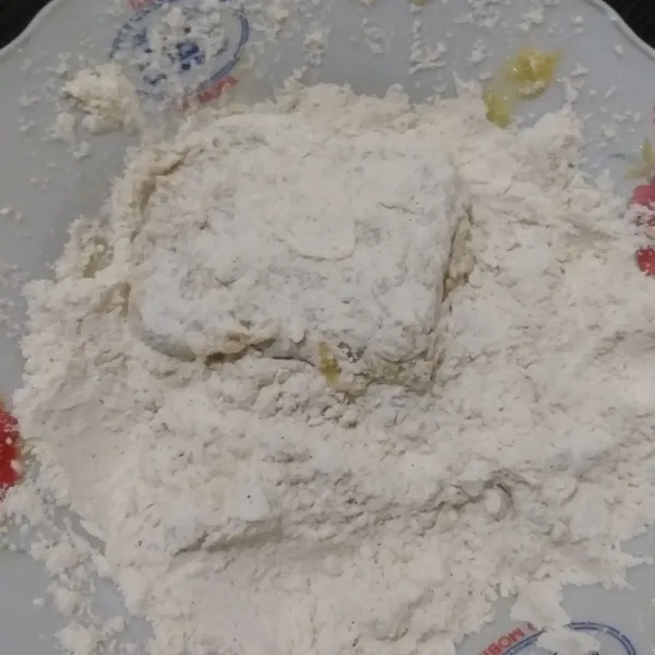 Masukkan potongan tempe ke dalam kocokan telur, kemudian balurkan merata ditepung serbaguna, lakukan masing-masing sebanyak 2 kali, hingga tempe habis.