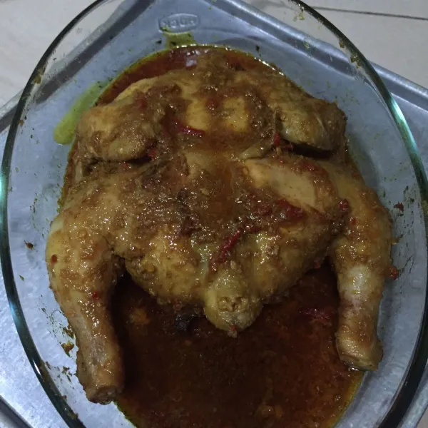 Kemudian balik ayam, panggang kembali selama 45 menit. Sy pakai oven tangkring dipanggang di rak atas dari awal sampai akhir, supaya bagian atas ayam kering.