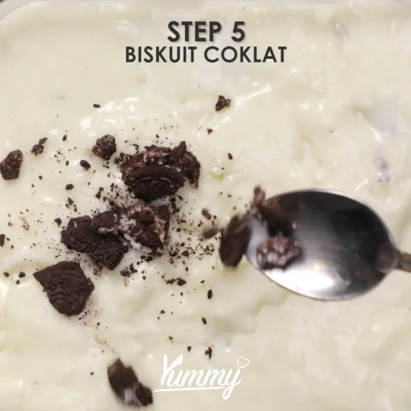 Tuangkan lagi biskuit coklat dan tunggu hingga padat. Setelah itu hias dengan daun mint dan strawberry sebelum di sajikan.
