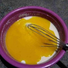 Masukkan margarin, aduk hingga rata menggunakan whisk.
