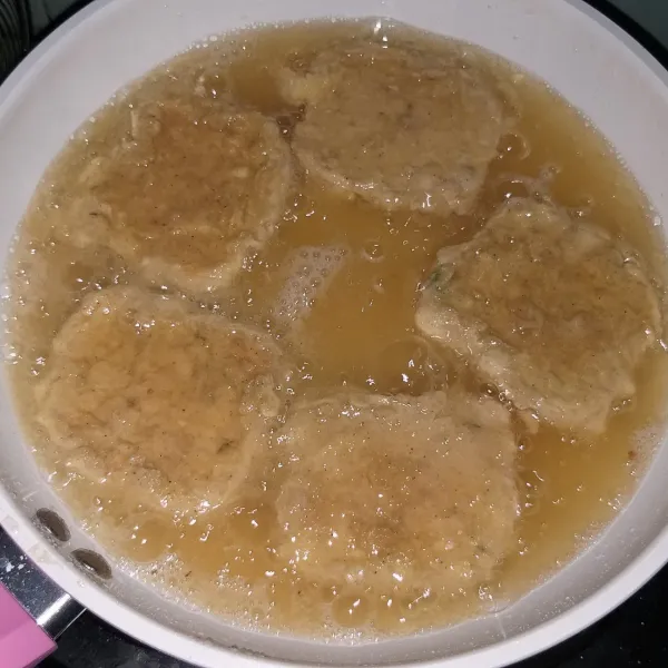 Panaskan minyak, goreng tempe hingga kuning kecoklatan, tiriskan.