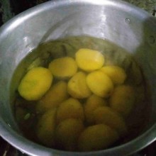 Didihkan air, setelah mendidih masukkan kentang dan rebus sampai empuk, tiriskan.