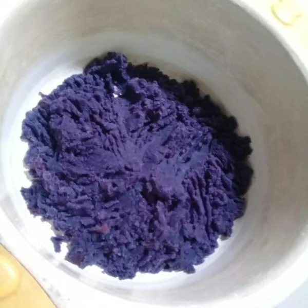 Hancurkan ubi ungu yang sudah dikukus/direbus.