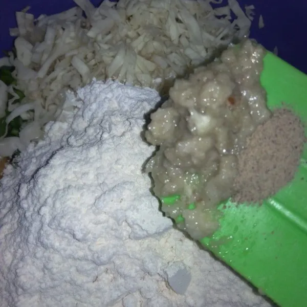 Campur tepung terigu dan tepung beras, masukkan bumbu halus.