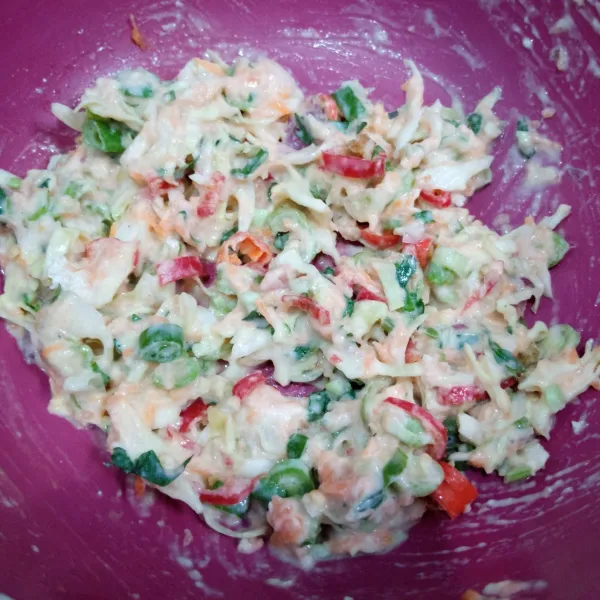 Ulek bumbu sampai halus. Kemudian campur bersama wortel, buncis, kol, daun bawang, seledri, cabai rawit, cabai merah, tepung terigu dan air. Aduk sampai tercampur rata.