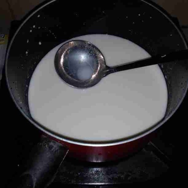 Siapkan panci. Masukkan susu cair, gula pasir, garam dan bubuk agar-agar. Aduk hingga tidak menggumpal.
