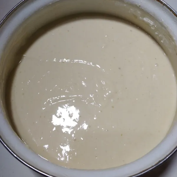 Campur semua bahan serabi kecuali garam. Aduk rata hingga tidak bergerindil. Tutup dan diamkan 1 jam.