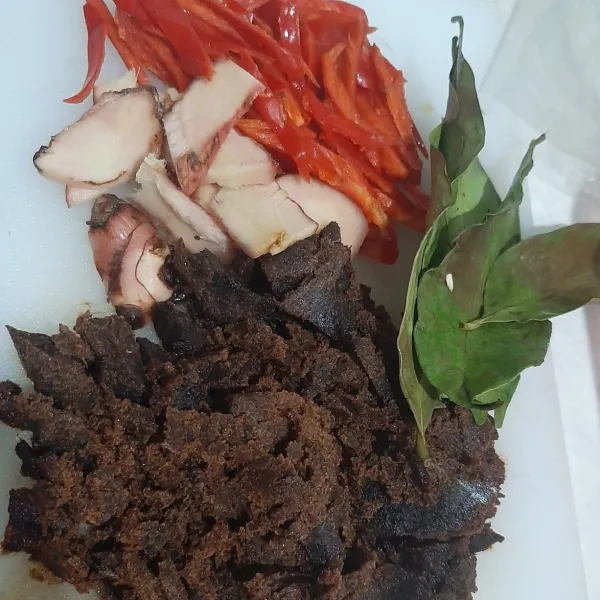 Iris lengkuas, cabe besar, gula merah, daun salam.