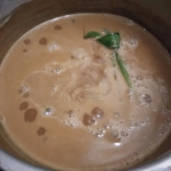 Campur bahan kinca, masak hingga matang.