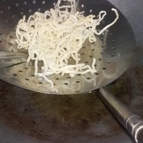 Setelah terlihat crispy tidak usah terlalu lama menggoreng, sedikit kecoklatan bisa untuk ditiriskan.