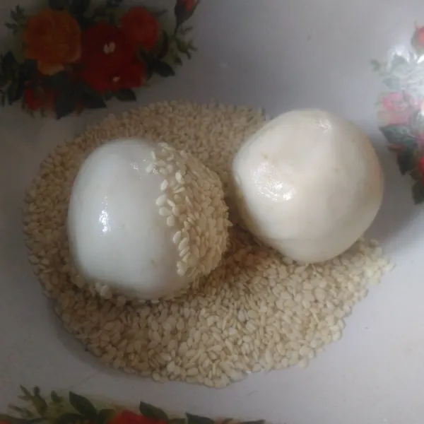 Gulingkan adonan ke dalam wijen.