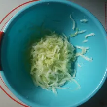 Belah timun, buang bijinya dan kerok dengan kerokan blewah.
