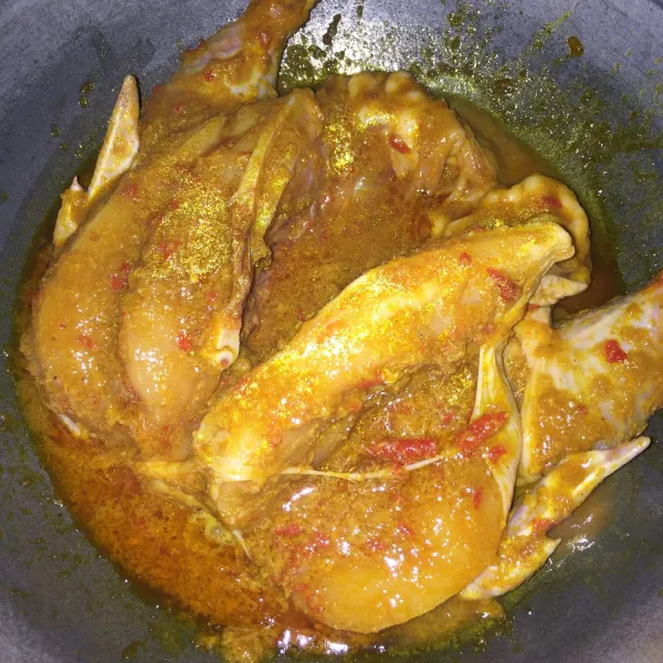 Masukkan ayam yg sdh dicuci & dilumuri jeruk nipis, siram2 bumbu ke ayam hingga rata. Tutup wajan, masak selama 20 menit dengan api kecil.