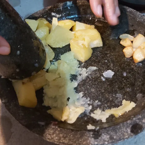 Tumbuk kentang hingga lembut campurkan juga dengan bawang putih halus.