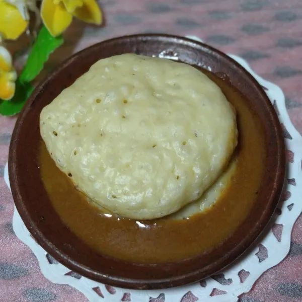 Sajikan serabi bersama kinca gula merah.