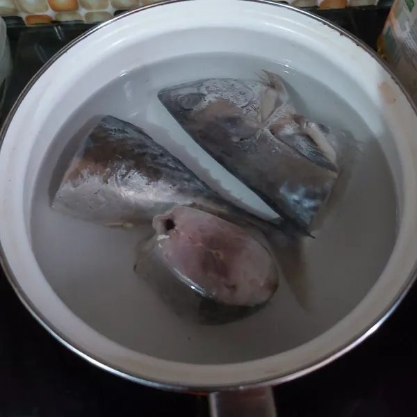 Rebus ikan selama kurang lebih 10 menit.