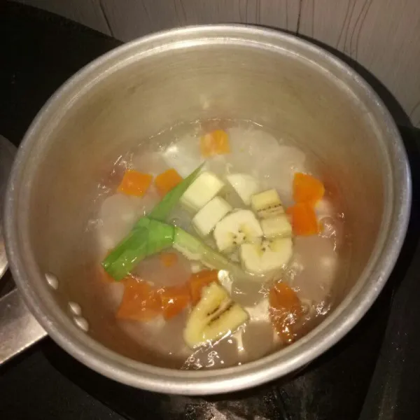 Siapkan panci, didihkan air. Masukkan ubi, kolang kaling dan daun pandan. Rebus sampai setengah empuk, masukkan pisang. Rebus sampai semua bahan empuk.