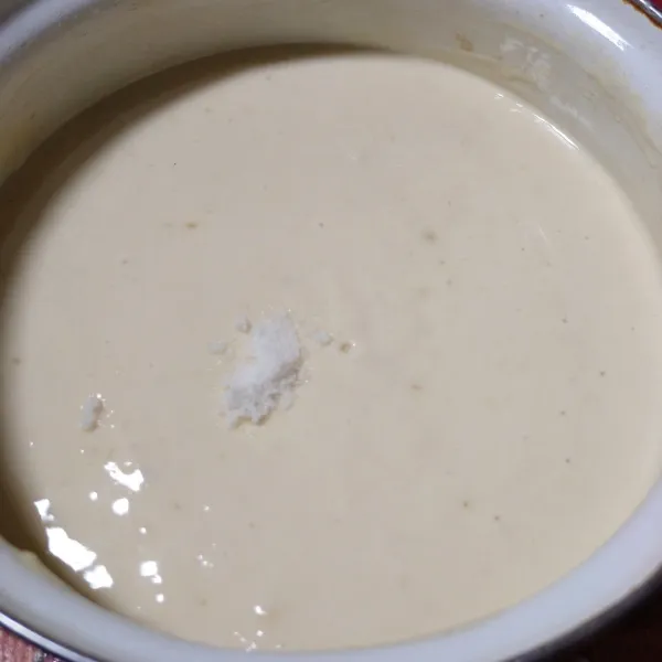 Masukkan garam, aduk rata.