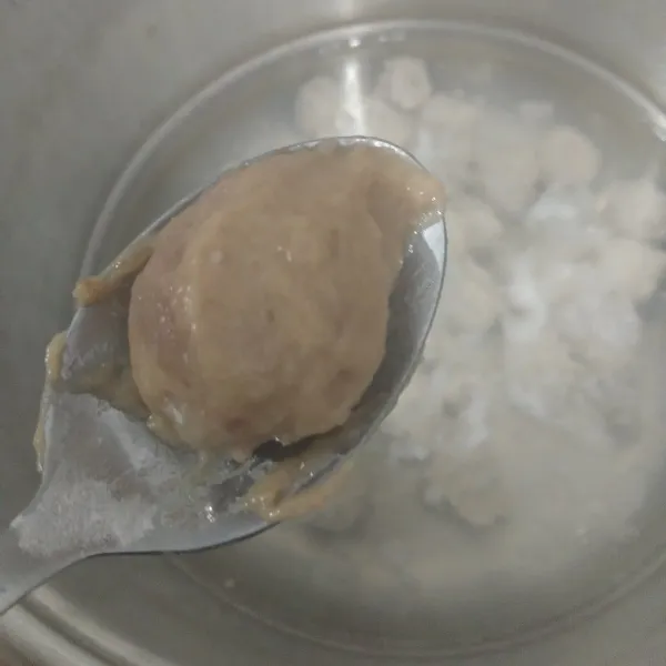Cetak menggunakan sendok lalu masukkan ke dalam air yang sudah mendidih. Lakukan sampai bahan bakso habis.