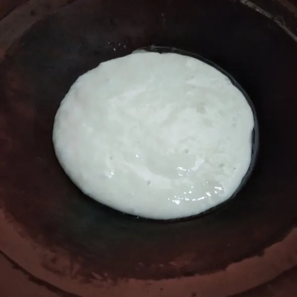 Panaskan teflon, olesi sedikit minyak. Tuang 2 sdm adonan ke atas teflon. Biarkan sampai muncul pori di permukaan lalu tutup. Angkat dan sisihkan.