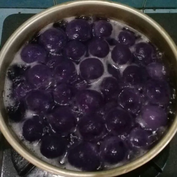 Masak lagi air gula aren. Masukkan bulatan ubi ungu, rebus mengapung. Aduk rata. Tes rasa.
