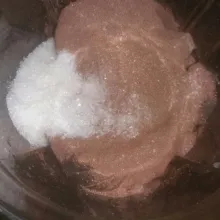 Campur es batu, skm putih, gula, air dan chocolatos drink ke dalam blender.