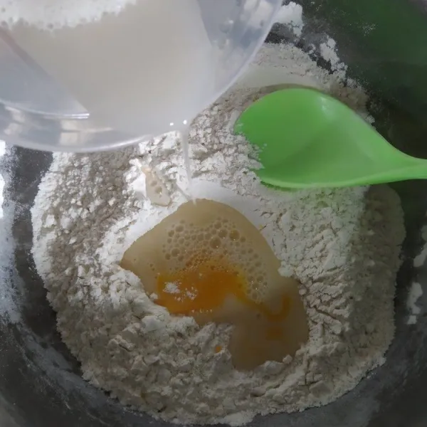 Masukan ke dalam mangkuk/baskom campur jadi satu kuning telur gula pasir halus sejumput garam dan air campuran ragi tuangi sedikit demi sedikit.