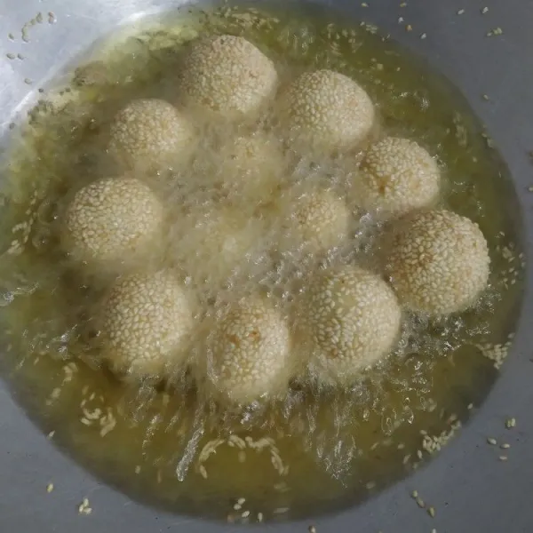 Goreng onde-onde sampai golden brown lalu angkat dan tiriskan dari minyak.