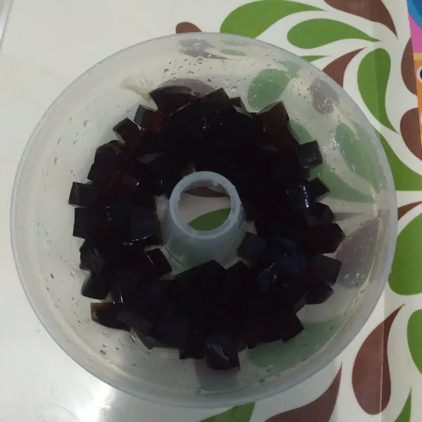 Potong dadu cincau hitam, lalu tata dlm loyang puding yang sudah dibasahi air sebelumnya.