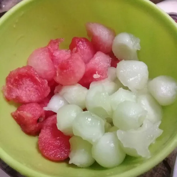 Potong semangka dan melon sesuai selera