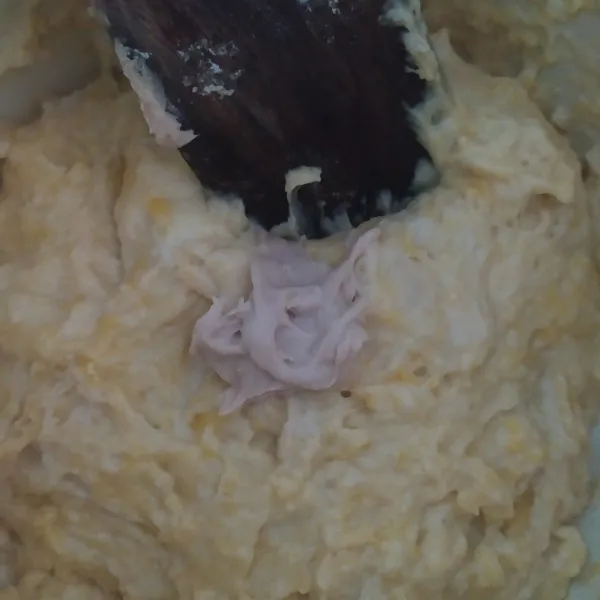 Campur ragi dan air aduk sampai membentuk pasta, lalu masukkan ke dalam adonan, aduk dengan spatula.