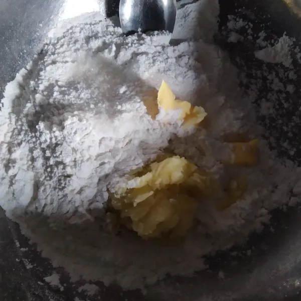 Campur semua bahan kulit tambahkan sedikit demi sedikit air hangat.