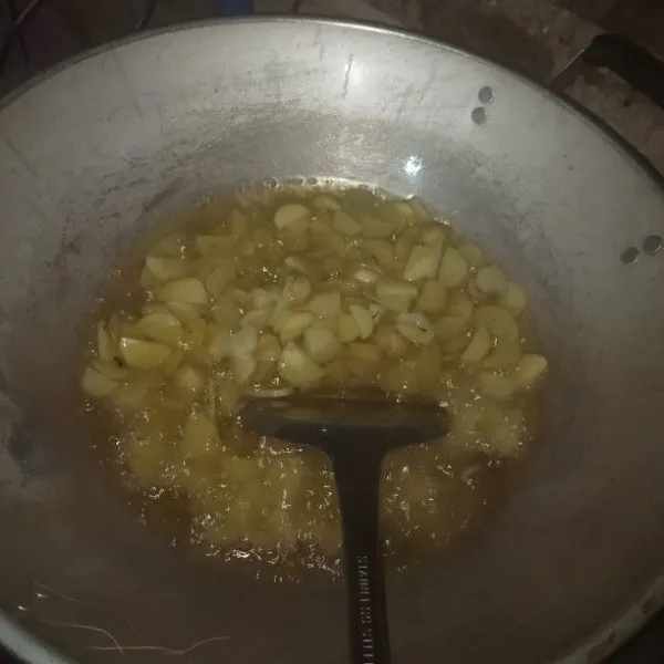 Siapkan wajan panaskan minyak lalu goreng kentang sampai matang angkat sisihkan