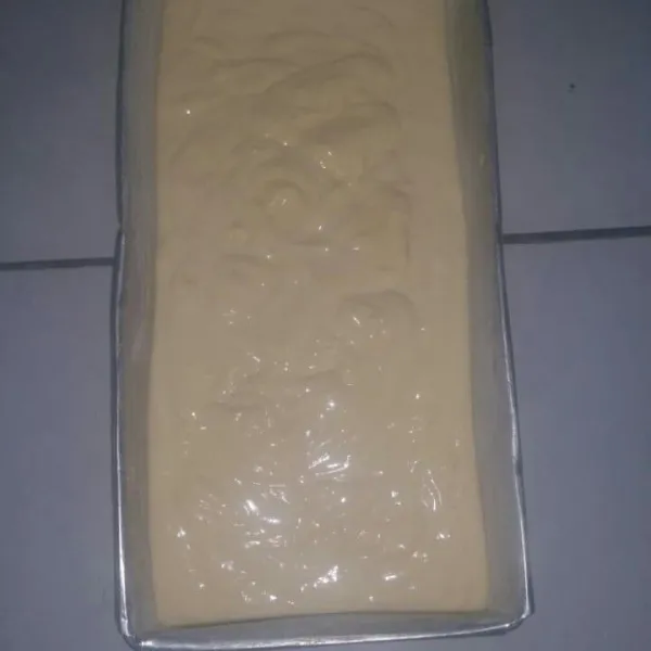 Olesi cetakan dengan margarin, taburi tipis-tipis terigu. Tuang adonan bolu ke dalam cetakan. Oven selama 45 menit api sedang.