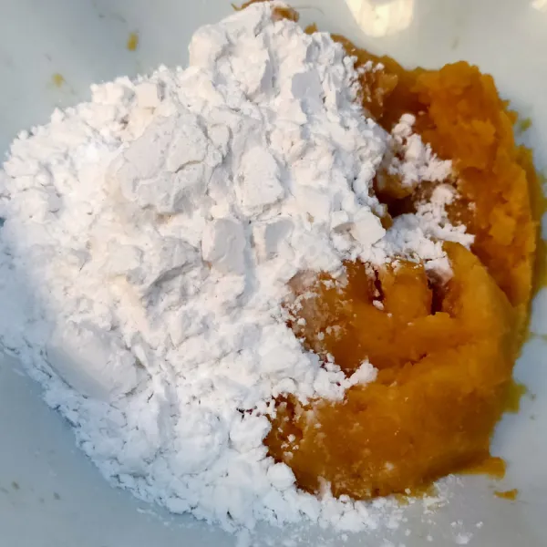 Hakudkan ubi yang sudah direbus, lalu masukkan tepung .