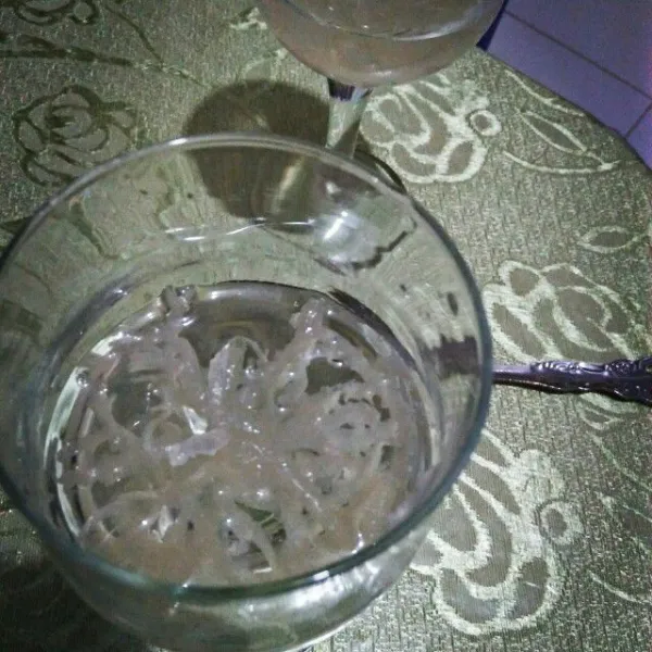 Masukkan rumput laut dan sirup gula pada gelas saji.