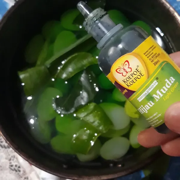 Tambahkan air, gula dan pewarna makanan secukupnya.