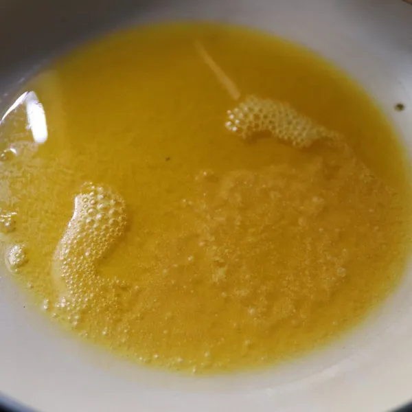 Masukan mentega cair dalam adonan satu mangkuk.