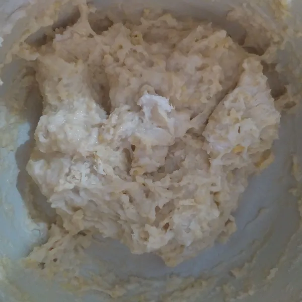 Nanti hasilnya akan seperti ini, adonan memang agak lengket ya, diamkan sampai 6 jam atau semalaman.