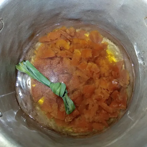 Sisir gula jawa nya, lalu campur kan dengan bahan utama lain nya, masak hingga gula jawa leleh dan mendidih.