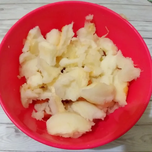 Potong-potong timun suri sesuai selera, sisihkan.