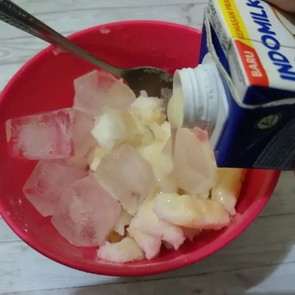 Tambahkan kental manis, aduk rata.
