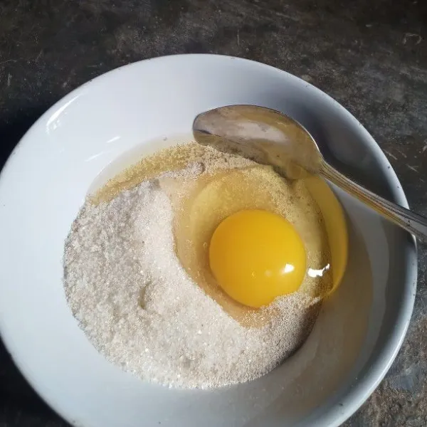 Siapkan mangkuk, masukkan gula, telur, ragi instan dan baking powder. Kocok sampai mengembang lalu campurkan dengan terigu, aduk hingga rata.