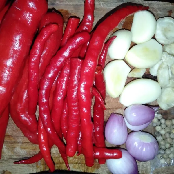 Haluskan bawang merah, bawang putih, pedas biji, kemiri, cabai keriting dan cabai merah.