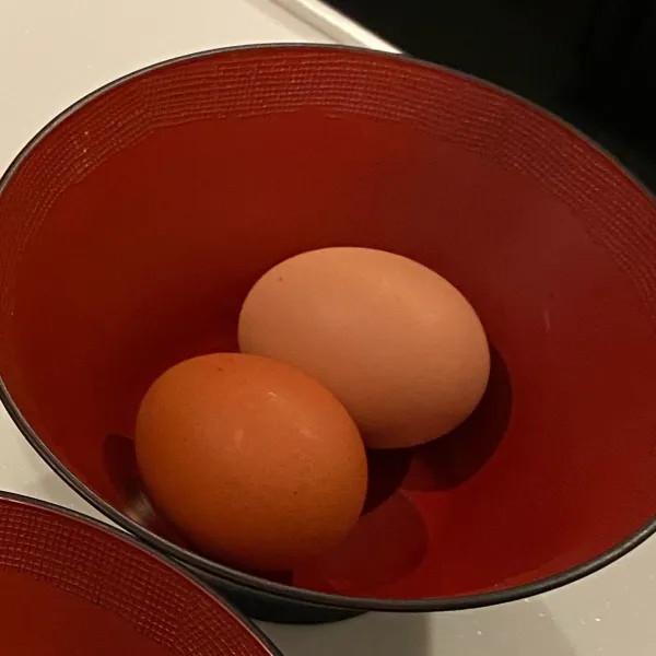 Siapkan telur yang akan digunakan, lalu masak nasi sesuai selera.