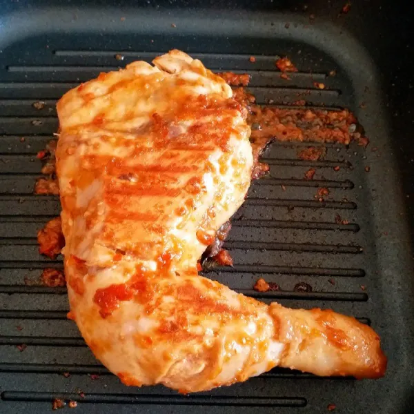 Panggang ayam diatas grill pan, sambil diolesi sisa bumbu ayamnya.