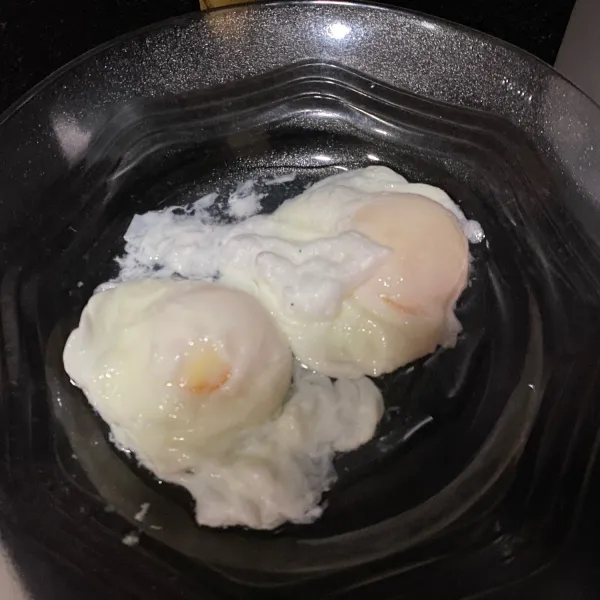 Goreng telur diatas teflon lalu tutup menggunakan penutup (agar tidak perlu dibalik telurnya dan semua bagian telur tetap matang). Angkat telur yang telah matang lalu sisihkan.