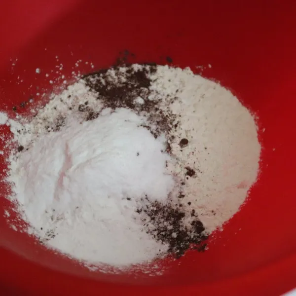 Siapkan bahan tepung dalam satu mangkuk.